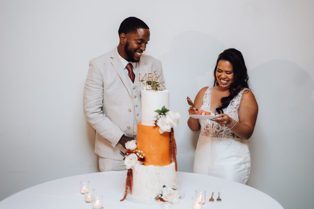 bride and groom cutting their cake at their Ozari Nashville wedding